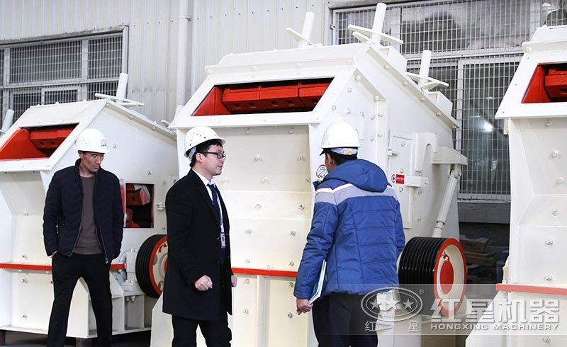 技術(shù)人員為客戶講解設(shè)備