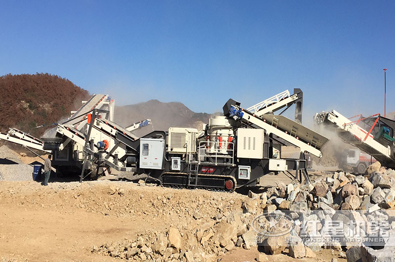 紅星履帶移動石子破碎機作業(yè)現(xiàn)場
