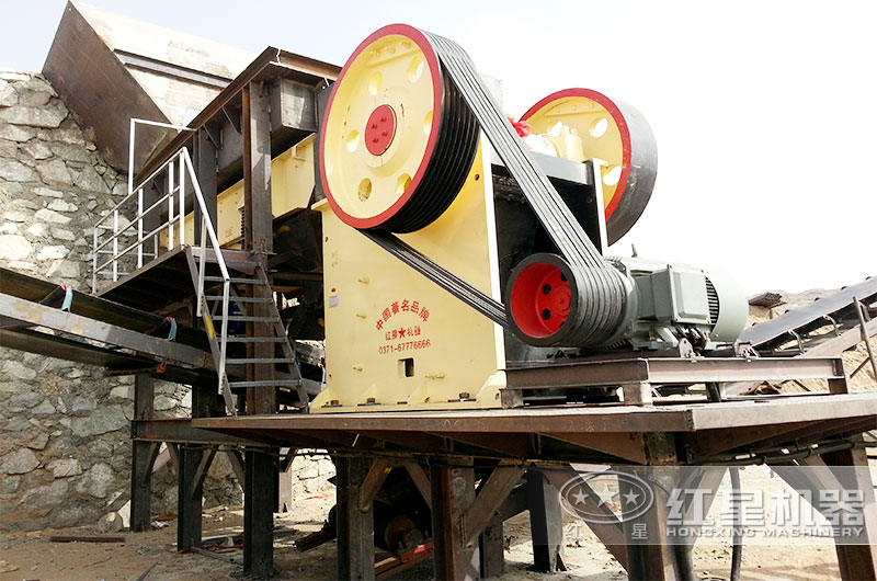 內(nèi)蒙時(shí)產(chǎn)150t玄武巖生產(chǎn)線之顎式破碎機(jī)現(xiàn)場