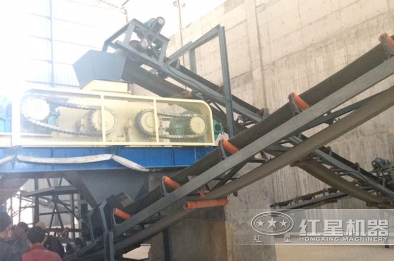 對輥式制砂機作業(yè)現(xiàn)場