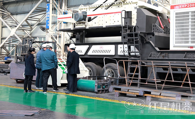 用戶參觀紅星機器時產(chǎn)300噸移動石子粉碎機