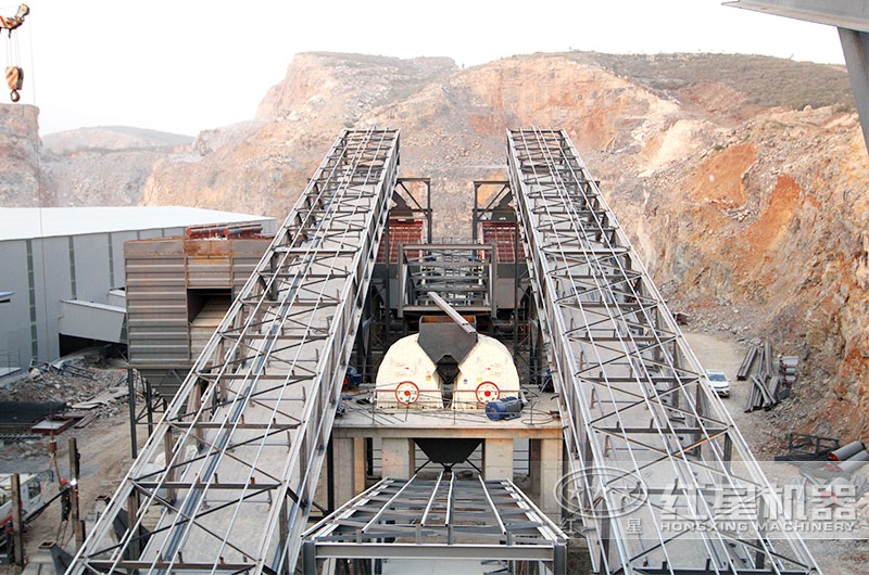 反擊式破碎機作業(yè)現(xiàn)場