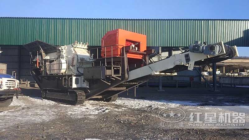 履帶移動反擊式破碎機作業(yè)現(xiàn)場