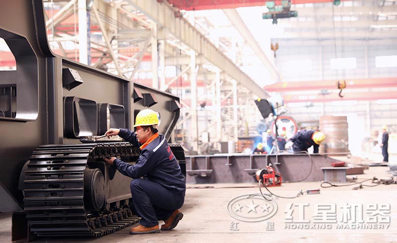 紅星機(jī)器移動(dòng)式粉煤機(jī)作業(yè)車間