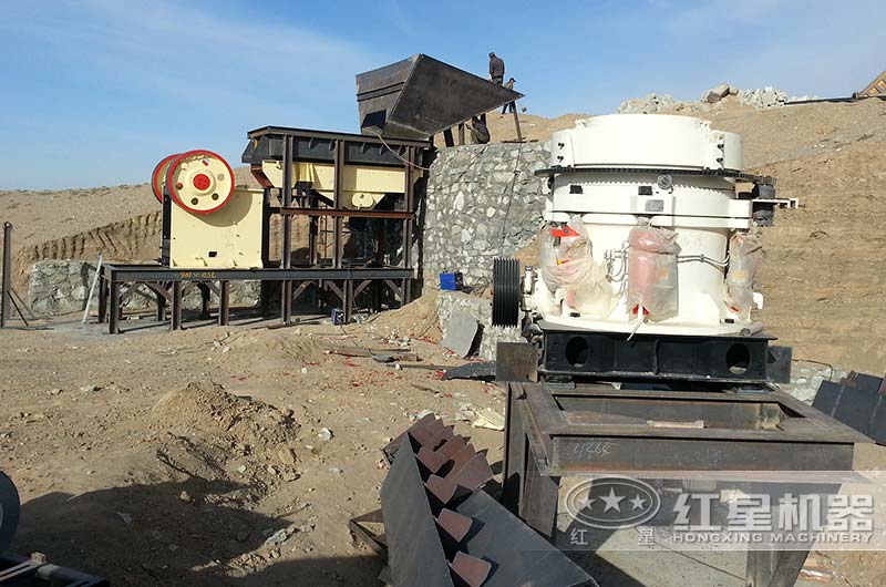 小型加工石頭的機器作業(yè)現(xiàn)場