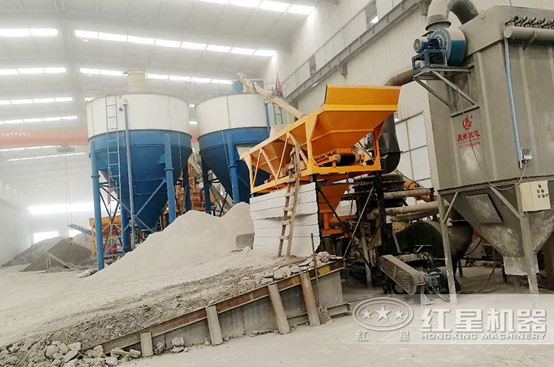 小型雷蒙磨粉機作業(yè)現(xiàn)場