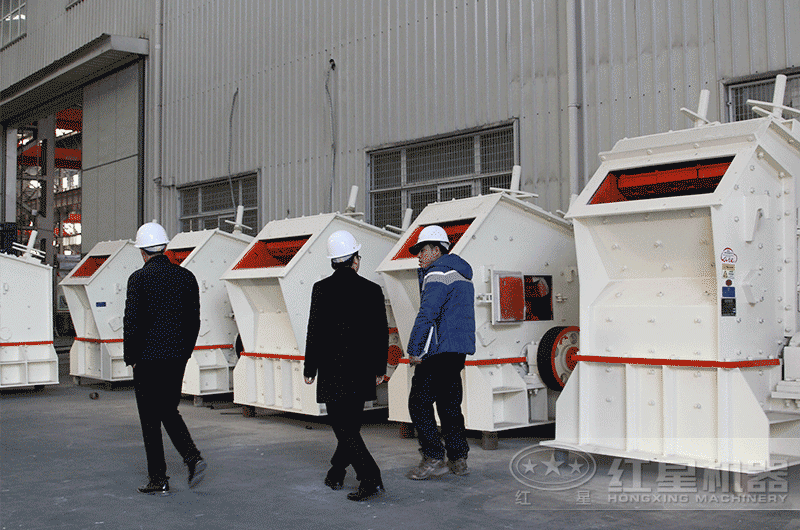 客戶到廠參觀反擊式破碎機(jī)