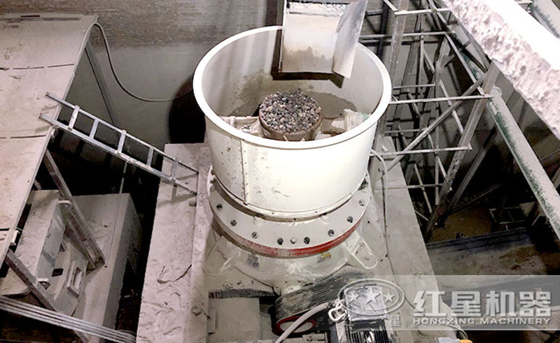 單缸圓錐破碎機作業(yè)現(xiàn)場