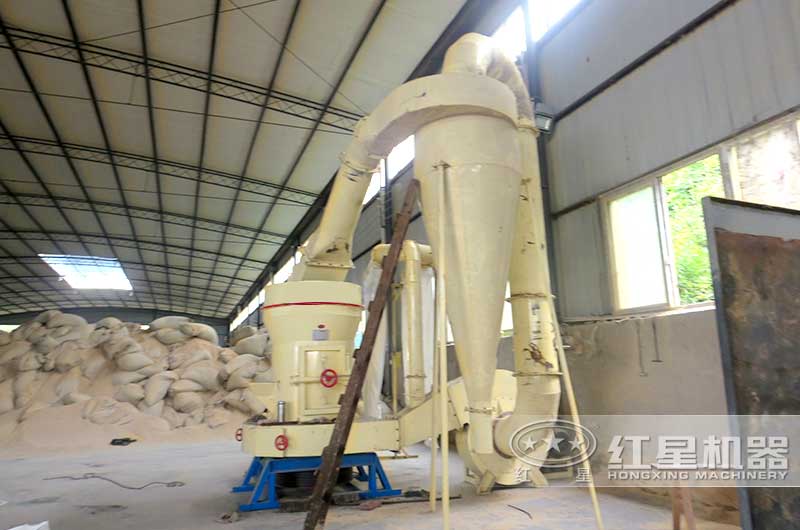 雷蒙磨粉機(jī)現(xiàn)場(chǎng)